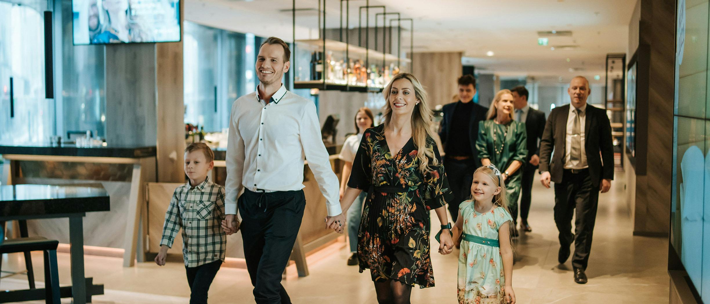 Perhe kävelee hotellin aulassa