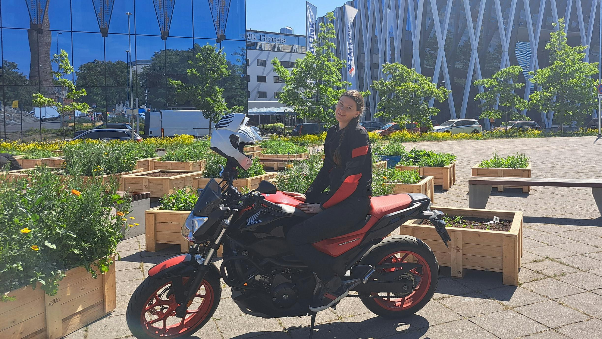 Jana Mitunevitš moottoripyörän kanssa