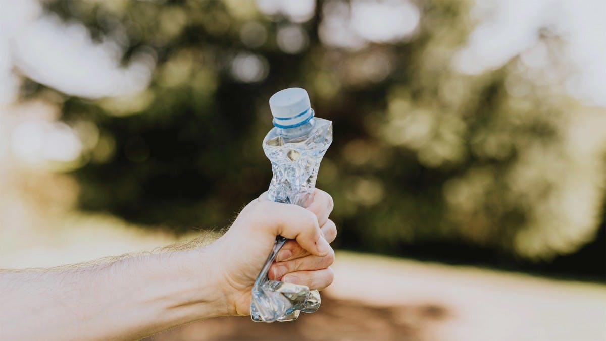 Пластиковая бутылка в руке человека